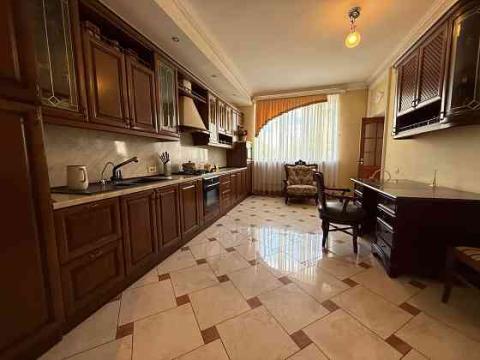 5-комн. квартира, 220 м² · Донецк, Ворошиловский район